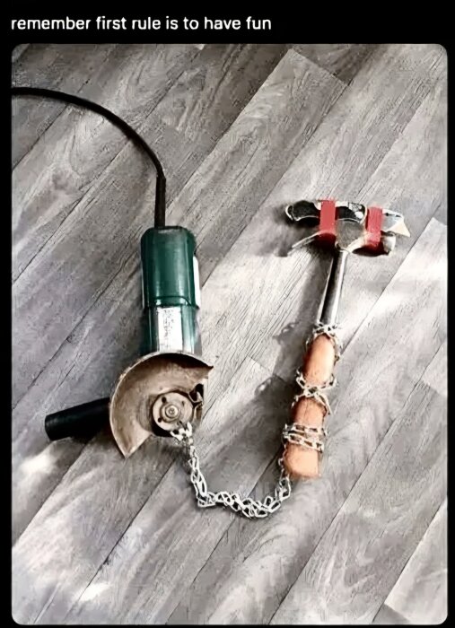 Vinkelslip och två hammare bundna med kedja på trägolv, text "remember first rule is to have fun" syns ovanför.