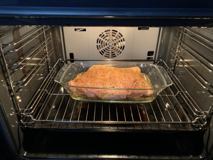 Revbensspjäll med kryddor i en ugnsform, tillagade i ugn på 125 grader, med steksky som sås.