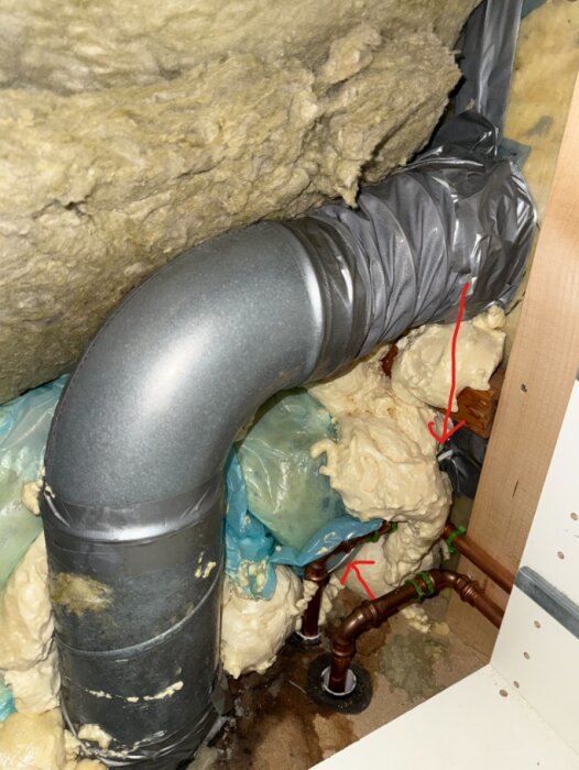 Förrör isolerat med fogskum, synlig elkabel, rörledning i koppar med markeringar och isolation i ett byggprojekt.