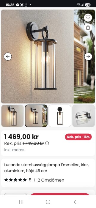 Utomhusvägglampa i svart metall och glas, monterad på beige vägg. Lampan har en cylindrisk form och mäter 45 cm i höjd.
