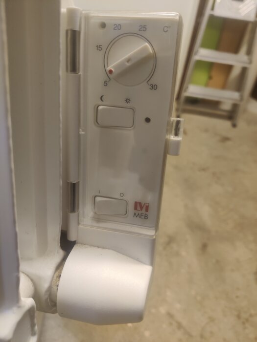 LVI MEB element med vred för temperaturinställning och av/på-knapp, placerad mot en ljus bakgrund.