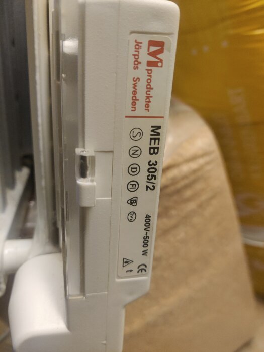 Närbild på ett LVI MEB 30542 element, märkt 400V-500W, med etikett och symboler för jord och strömportar i fokus.