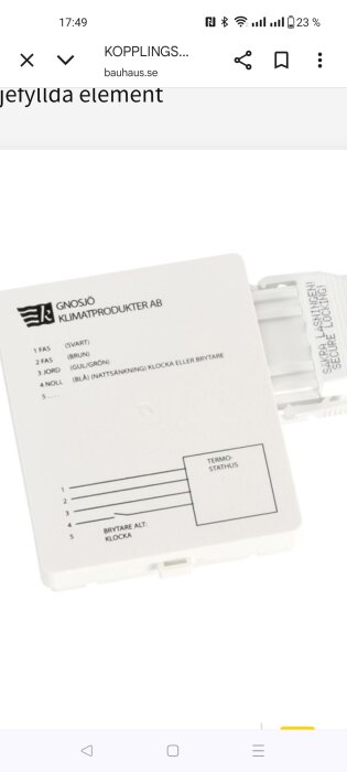 Vit väggdosa från Gnosjö Klimatprodukter AB med etikett som visar anslutningsbeskrivning för fas, jord, och nolltråd.