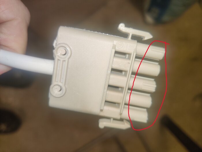 Plug med styrspår markerade i rött, vilket kan indikera kompatibilitetsproblem med annan dosa.