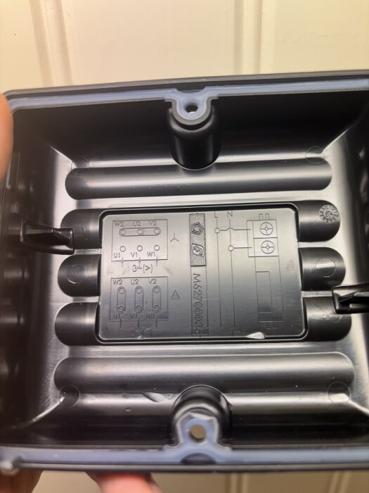 Inuti ett jetpumpslock visas ett kopplingsschema med markeringar för olika kablar och anslutningar för att hjälpa till vid korrekt installation.