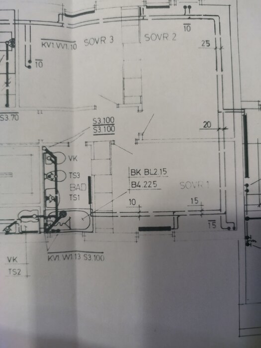 Gammal ritning över ett hus med rum märkta "SOVR", detaljer om badrummet, rör och element. Används för byggfråga om rörsystem.