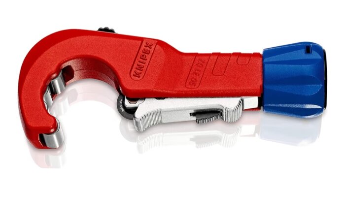 Röd och blå röravskärare märkt Knipex, används för att kapa rör upp till 22 mm i diameter. Perfekt för PEX och kopparrör.
