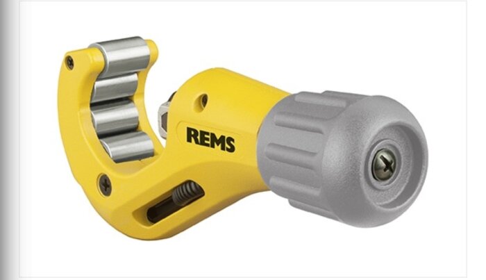 Gul och grå REMS rörskärare, lämplig för att kapa kopparrör upp till 22 mm.