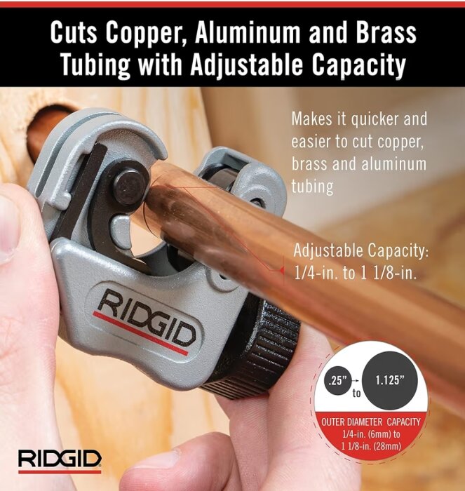 En RIDGID-röravskärare används för att kapa en kopparledning, med justerbar kapacitet från 1/4-in. till 1 1/8-in.