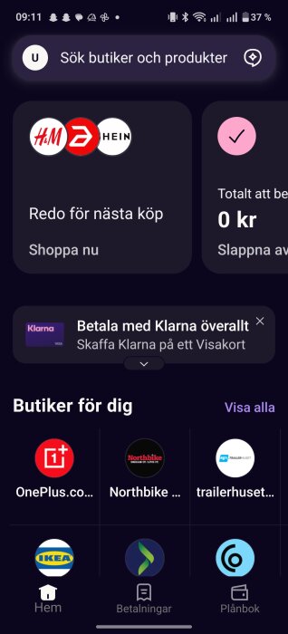 Skärmdump av en mobilapp med Klarna-annons, olika butiksikoner och en sökfunktion för butiker och produkter.