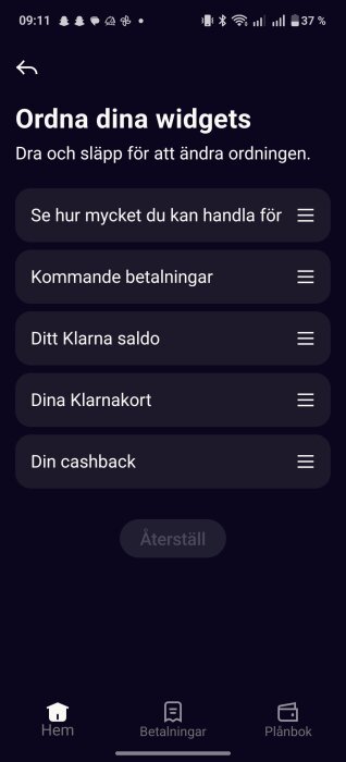 Skärmbild av en app där användaren kan ordna widgets: "Se hur mycket du kan handla för", "Kommande betalningar", "Ditt Klarna saldo", och fler.