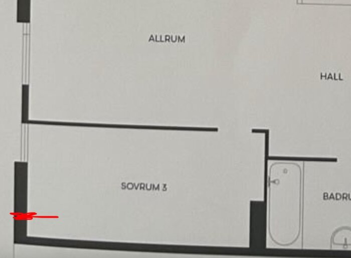 Planritning med röd markering vid sovrum 3 där rörgenomföringen är belägen.