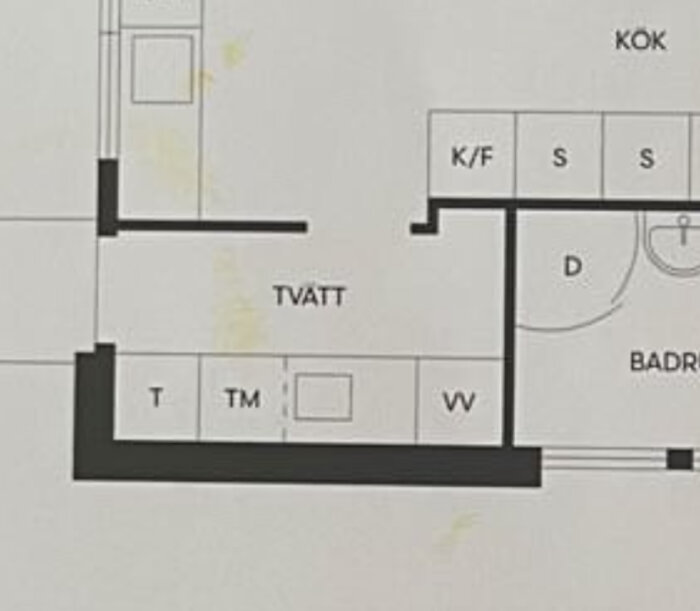 Planlösning med markerat rum för tvättstuga. Möjligen plats för pumpen. Övervåningens rörgenomföring markerad i rött.