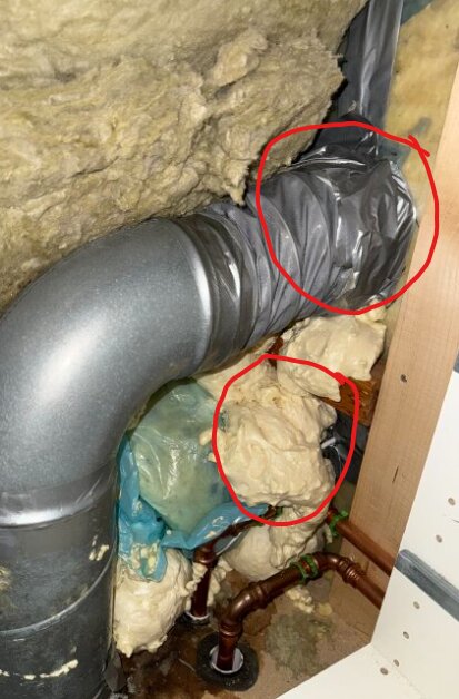 Rör med silvertejpad anslutning i vägg med isolering, visar tätning och ångspärr förhindrande av kondens.