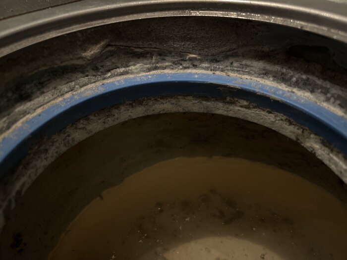 Rör med relining synligt, med blå skyddsbeläggning och fuktfri yta. Liknar ett nyligen underhållet avloppssystem.