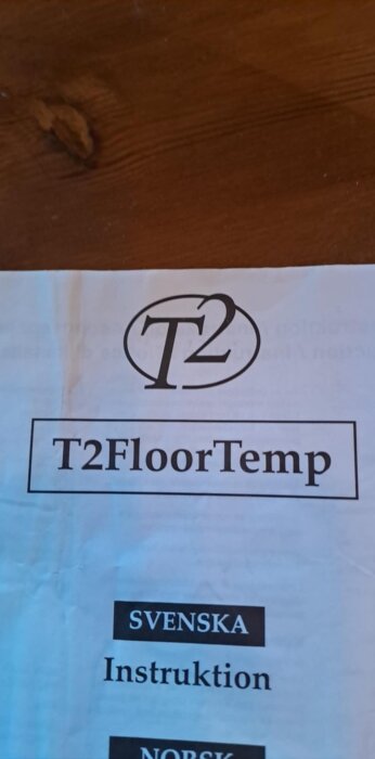 Bilden visar ett dokument med logotyp och texten "T2FloorTemp" samt instruktioner på svenska och norska.