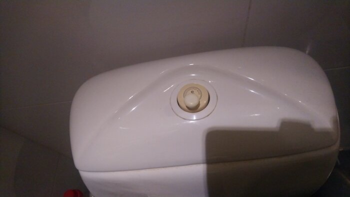 Cisternlock på Porsgrund-toalett med spolknapp, årsmodell ca 2008.
