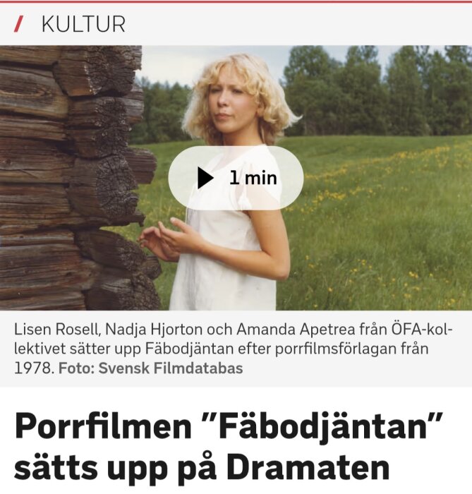 Kvinna i vit klänning vid timmerhus på grön äng.