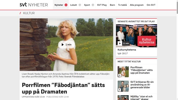 Kvinna framför en timrad trävägg på en somrig äng, intill en artikel om att föreställningen "Fäbodjäntan" sätts upp på Dramaten.