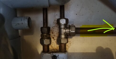 Rörinstallation med två kopplingar; gul pil pekar på anslutning till höger.