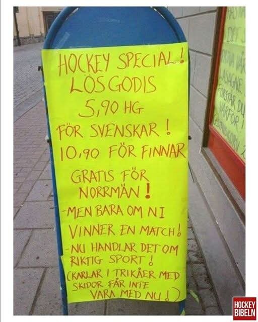 Gatulskylt med texten "Hockey Special! Lösgodis 5.90/hg för svenskar, 10.90 för finnar. Gratis för norrmän om ni vinner en match! Nu handlar det om riktig sport!