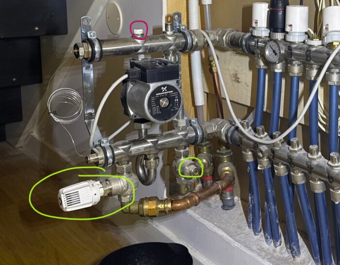 Terminallayout för ett värmesystem med markerade komponenter: grön termostat, grön returventil och röd luftningsventil, samt en cirkulationspump.