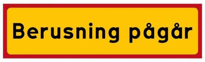 Skylt med texten "Berusning pågår" i svart på gul bakgrund med röd ram.