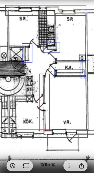 Byggnadsritning av lägenhet med markerade väggar; blått för bärande och rött för väggen mellan kök och vardagsrum, planerad för rivning.