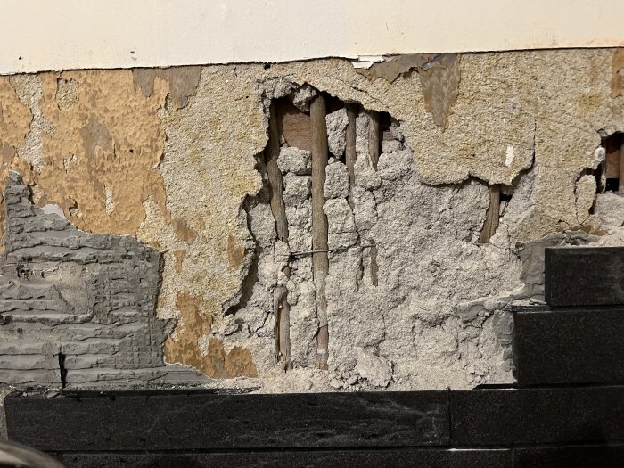 Vägg med borttagen puts och synlig armering av vass, tidigare täckt av kakel. Under renovering i kök från 1920-talet.