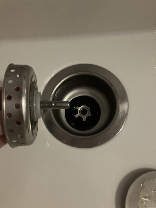 Köksvask med avtagbar sil och synlig packning, potentiellt felinstallation orsakar vattenläckage.