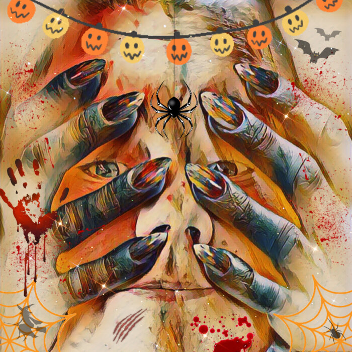 En profilbild med Halloween-tema där ansiktet täcks av händer med långa, mörka naglar. Det finns blodstänk, spindel och pumpa-girland.