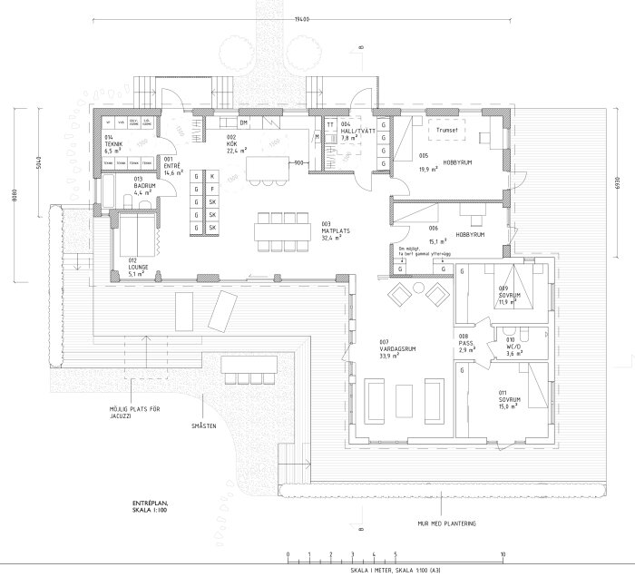 Arkitektskiss med planlösning för ett hus med utbyggnader, visande rum såsom kök, sovrum, hobbyrum, lounge och teknikrum, samt möblerade ytor.