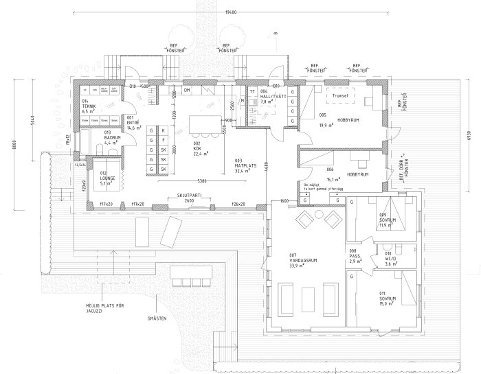 Planlösning för ett husprojekt med angivna områden som kök, vardagsrum och sovrum, inklusive märkningar för fönster och teknikrum.