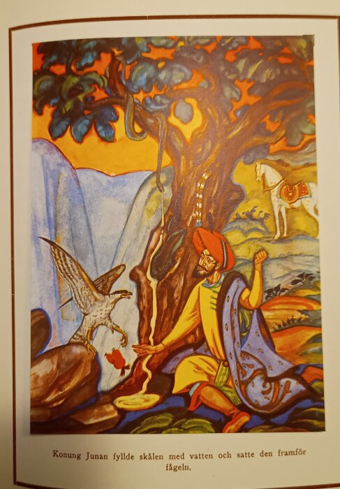 Illustration av kung Junan från Tusen och en natt, sittande under ett träd med en skål vatten framför en fågel.