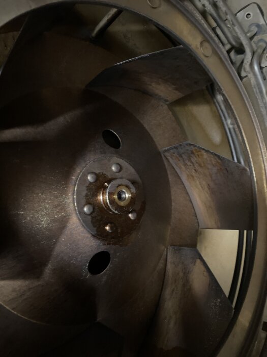 Ugnsfläkt från insidan av Electrolux cs20, visar fläktbladens montering och centrumbult.