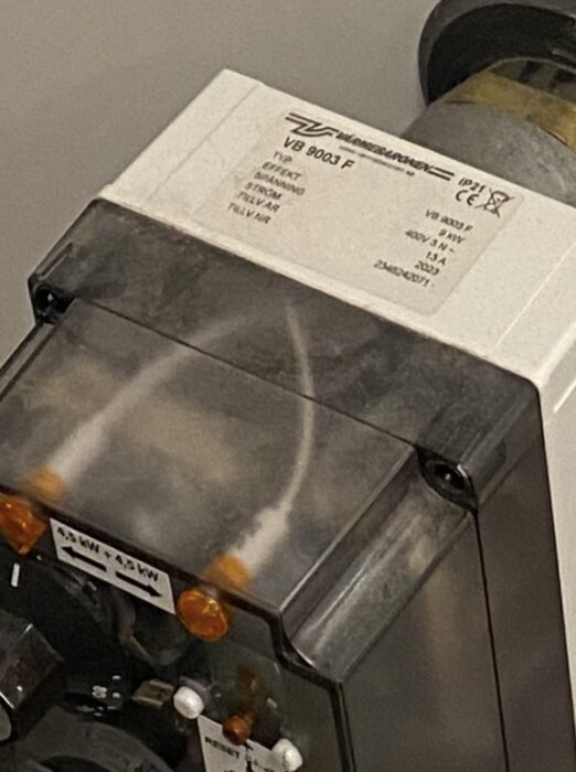 Närbild av en Värmebaronen VB 9003 F elpatron med etikett som specificerar modell, spänning (400V 3N), ström (13A) och effekt (9 kW).