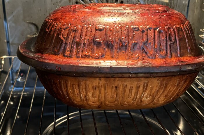 Keramisk gryta i ugn, Schlemmentopf-bildad, används för att laga långsamkokt pulled beef under en regnig helg.