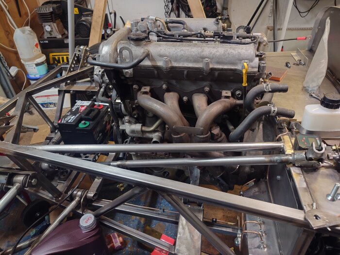 Miata NB 1,8-liters motor monterad i ett rörformat chassi i en verkstadsmiljö.