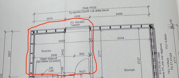 Ritning över sovrumsplan på ovanvåningen med mått, bärande väggar och balkar markerade i röd kontur.