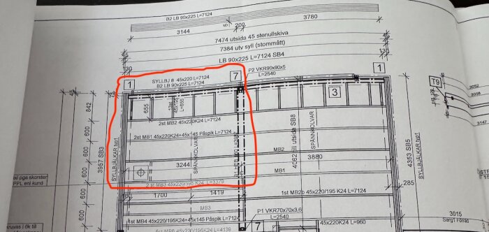 Byggnadsritning som visar planlösningen och specifikationerna för balkar och väggar, markerat med röd rektangel.