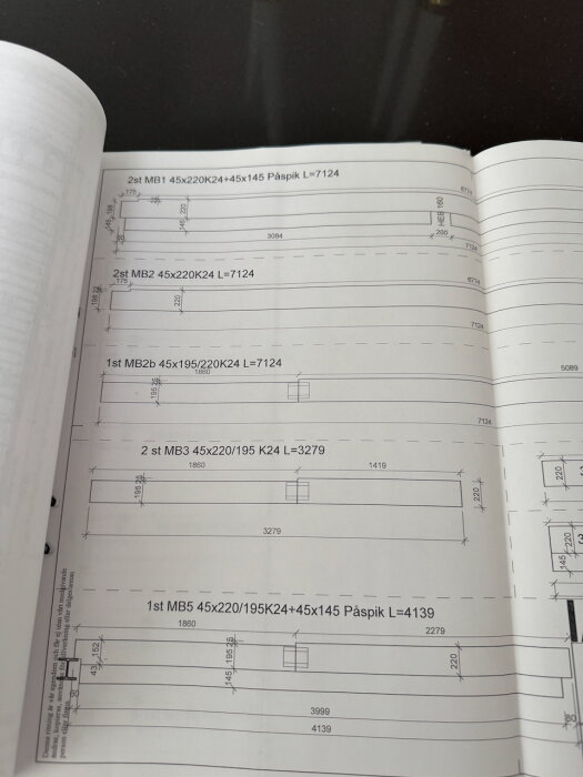 Ritningar av balkar med dimensioner och längder, används för att beräkna lastkapacitet för golv och innertak i ett planerat hemmagym.