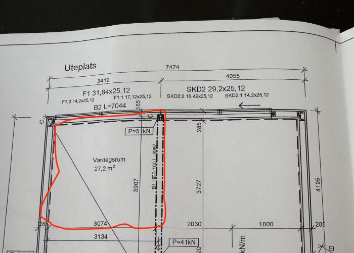 Byggnadsritning över ett vardagsrum på 27,2 m², med markeringar om balkar och lastkapacitet.