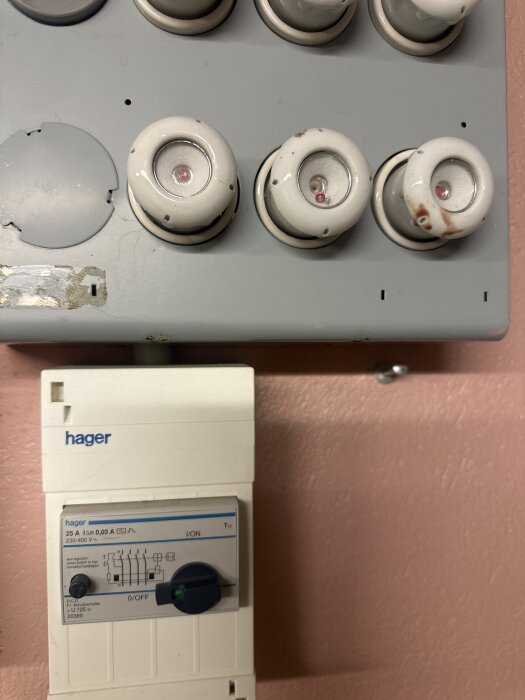 Jordfelsbrytare och säkringar i ett elskåp med tråd om säkring som löst ut vid påsättning.