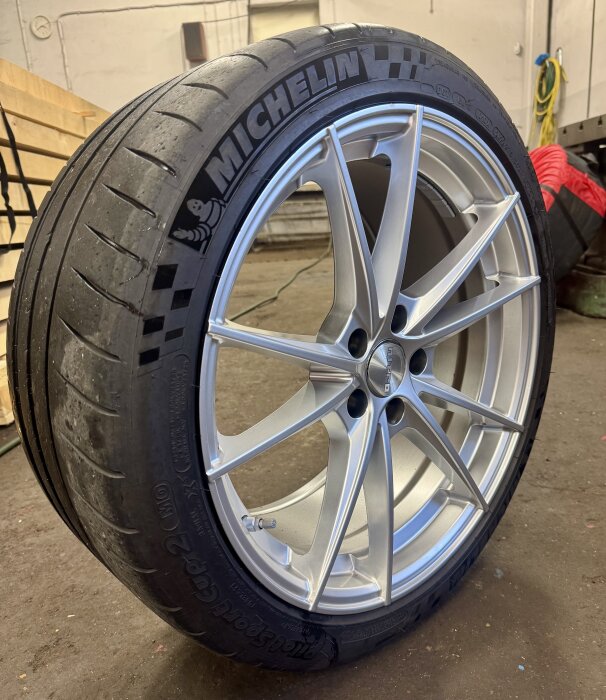 Bilens sommardäck från Michelin monterat på en fälg, nyligen tvättat och planerat att förvaras inför nästa års säsong.