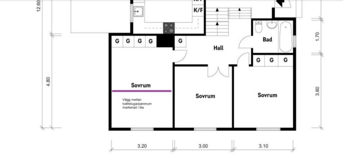 Planlösning visar vägg mellan tvättstuga och pannrum markerad i lila, med omgivande rum som sovrum, hall och badrum.