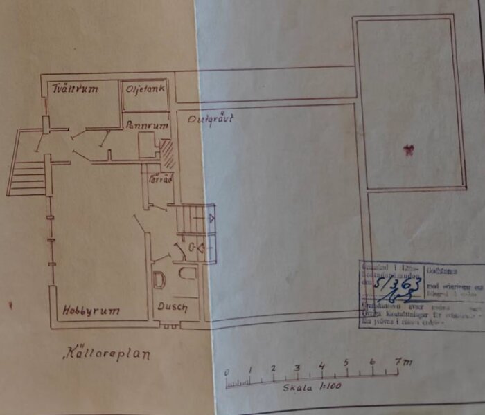 Gammal ritning över källarplan med rum som tvättrum, pannrum, hobbyrum, och dusch samt måttskala i nederkanten.