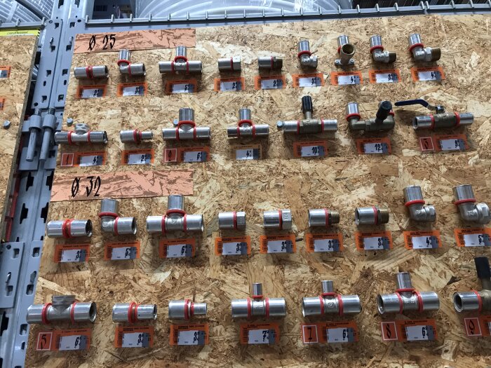 Olika rördelar med prislappar uppsatta på en skiva i en butik i Spanien.