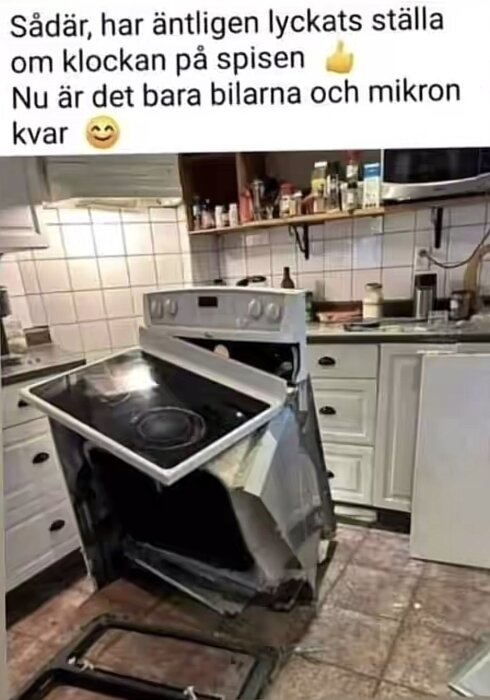 Spis vältande i ett kök med trasig ugnslucka, omgiven av vita skåp och köksartiklar på hyllorna.