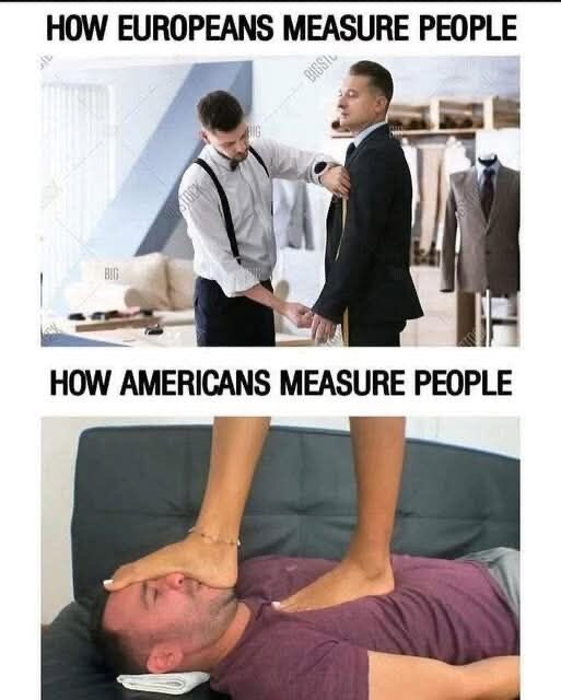 Tvådelad humorbild; överst mäts en man för kostym, nederst har en person foten i ansiktet på en liggande person.