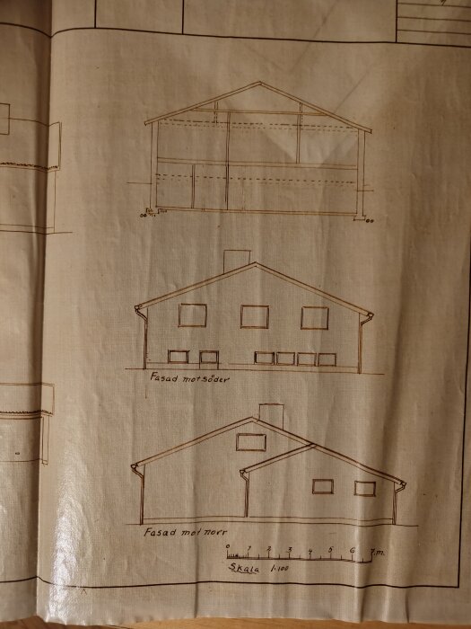 Ritning över ett hus med fasader mot söder och norr, samt en sektion. Skala 1:100.